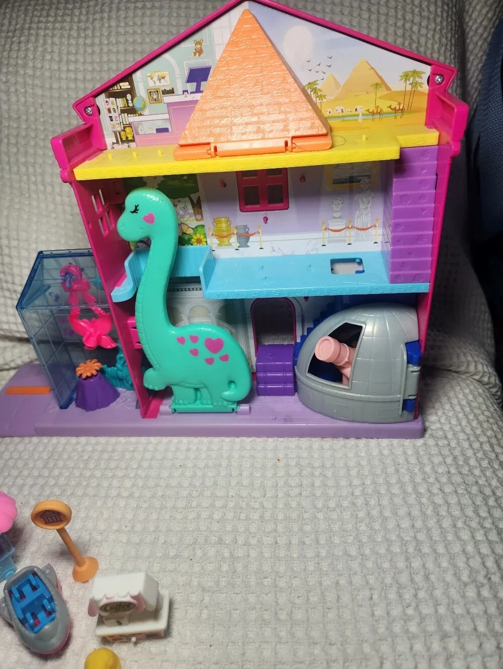 POLLY POCKET™ STARRING SHANI™ POLLYVILLE™ MIGHTY MUSEUM™ Playset Includes 17 Pcs